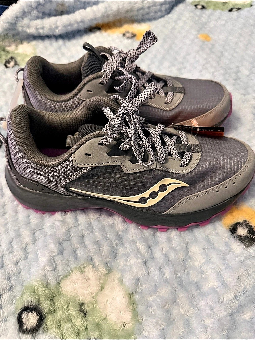 NWOB Saucony Aura TR (Fossil / Grape) Women's Athletic Shoes Gray & Pink US 7.5